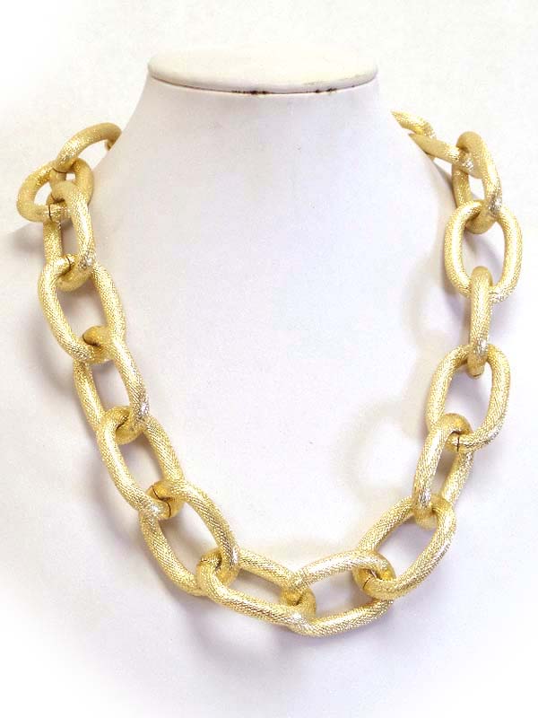 Textured thick metal chain necklace