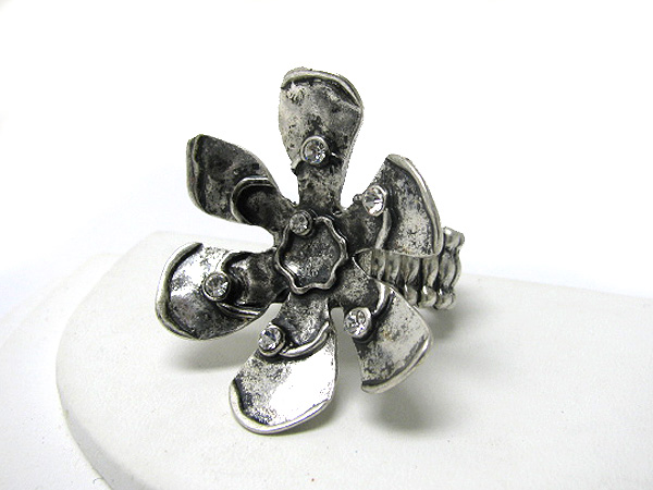 Antique style crystal flower stretch ring