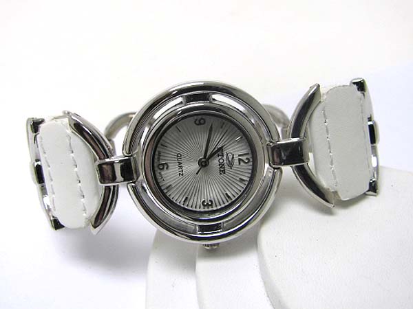 Round face leather and metal band watch