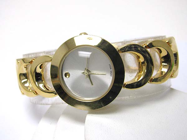 Round face metal band watch