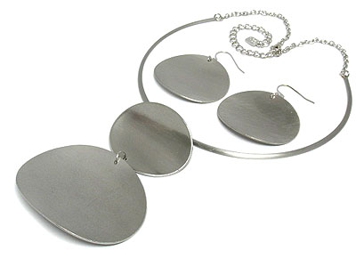 Round metal disk half choker necklace and earring set