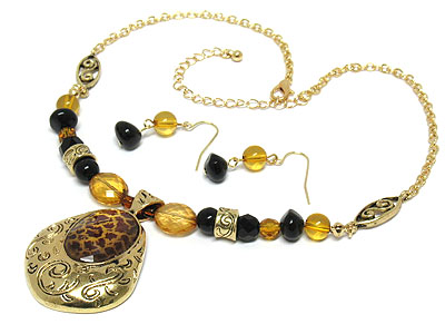 Filigree metal anmial skin pattern peandant and beads strand necklace and earring set