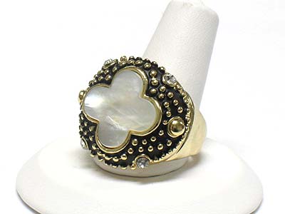 Mother of pearl clover and crystal stud fashion ring