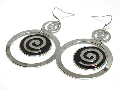 Metal swirl pattern round drop earring