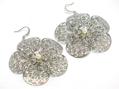 Filigree metal and pearl flower earring