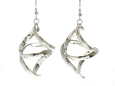 Twist double s metal design earring