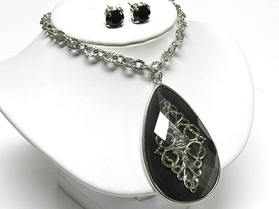 Metal filigree facet tear drop necklace and crystal earring set 