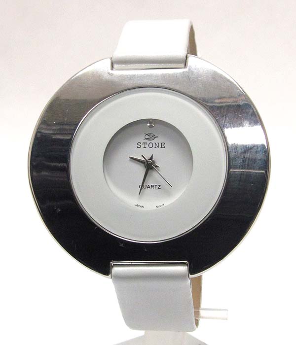 Curve round face and leather band watch