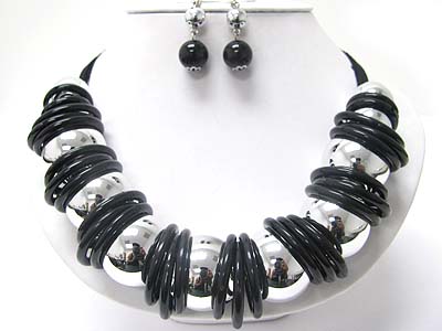 Large metal ball and multi ring necklace earring set