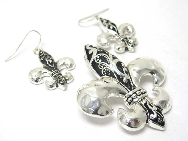 Texture metal fleur de lis pendant earring set