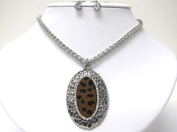 Animal print textured pendant necklace earring set