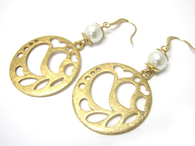 Pearl beads and cut out round scratch metal earring - brass metal