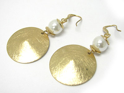 Pearl beads and cut out round hollow scratch metal earring - brass metal