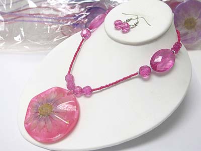 Sell by dozen - mixed color 12 pc dry flower acryl pendant necklace set mens jewelry