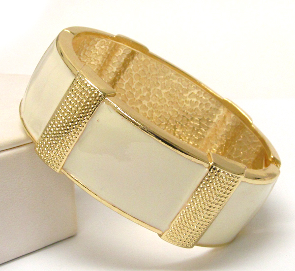 Textered metal and epoxy multi rectangle pattern on hing bangle