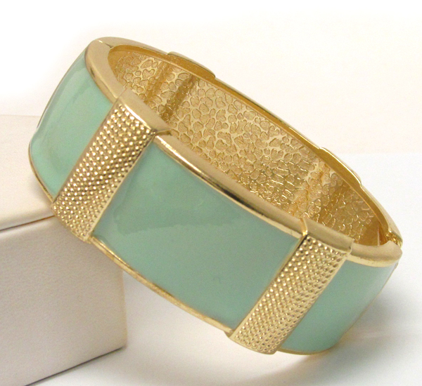 Textered metal and epoxy multi rectangle pattern on hing bangle