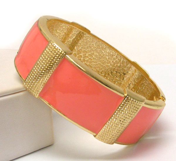 Textered metal and epoxy multi rectangle pattern on hing bangle