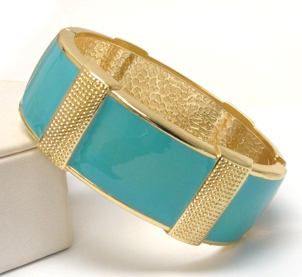 Textered metal and epoxy multi rectangle pattern on hing bangle