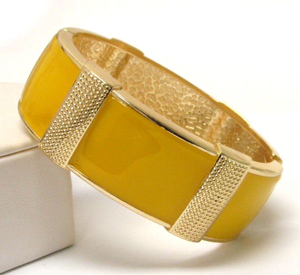 Textered metal and epoxy multi rectangle pattern on hing bangle