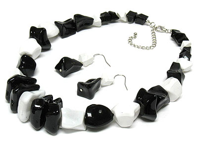 Acryl two tones beads necklace and earrring set