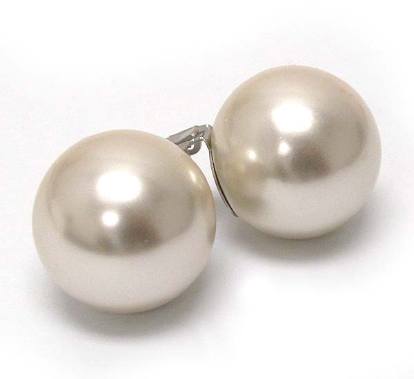 Large pearl clip earring