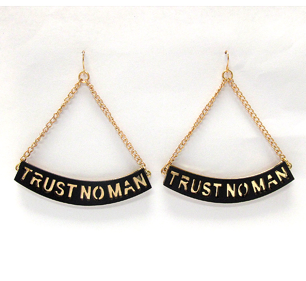 Metal and acryl half oval plate trust no man theme chain earring