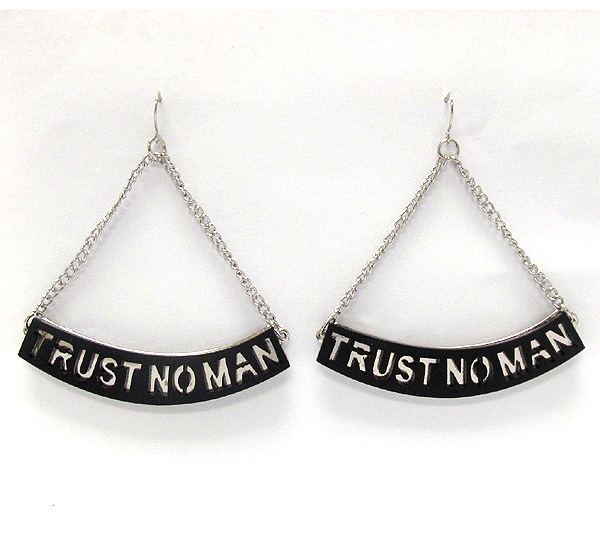 Metal and acryl half oval plate trust no man theme chain earring