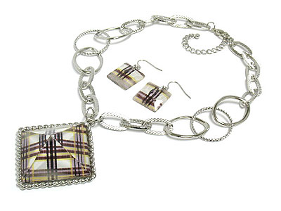 Dandy checker pattern pendant necklace and earring set