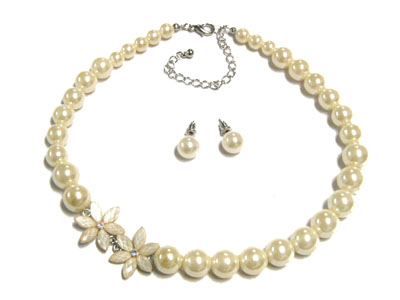 Pearl and flower necklace set