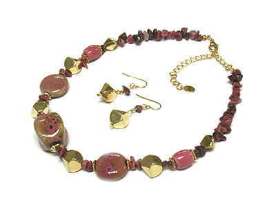 Patina nad wood and natural stones necklace and earring set