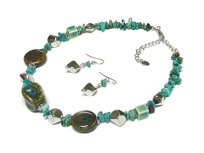 Patina nad wood and natural stones necklace and earring set