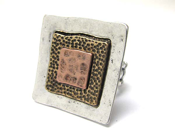 Antique style tirple square accent stretch ring