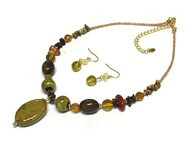 Precious stone pendant and multi acrylic beads and natural stones seed bead necklace and earring set