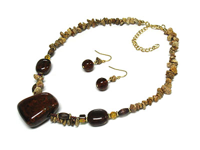 Figurine stone and glass beads necklace and earring set