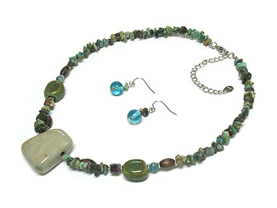 Figurine stone and glass beads necklace and earring set