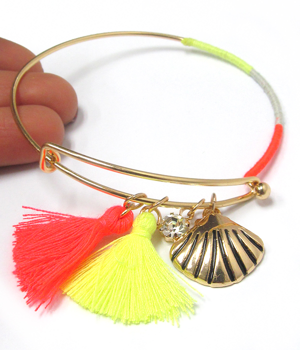 Sealife and pom wire bangle bracelet - shell
