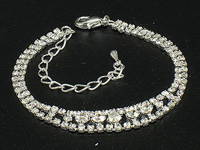 Boutique style rhinestone bracetet