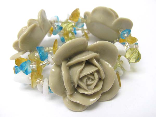 Acryl flower and natural chip stone stretch bracelet