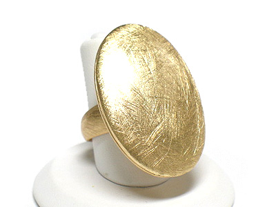 Scratched metal oval fashion ring - brass metal