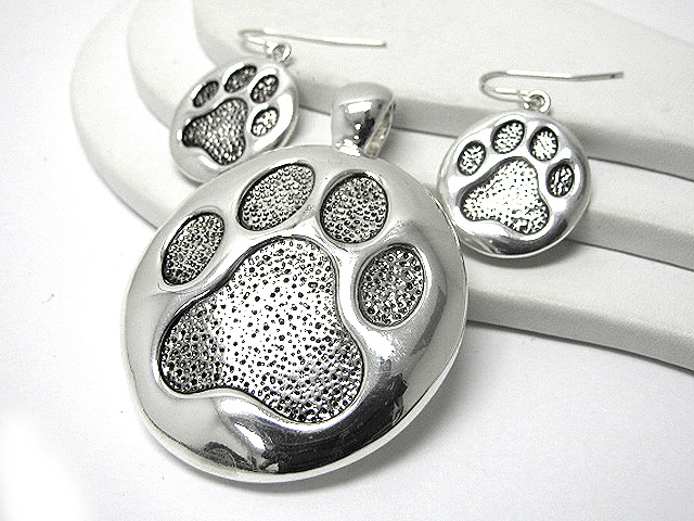 Metal paw pendant earring set