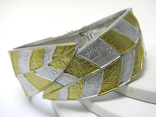 Enameled metal leaves shape hinge bangle