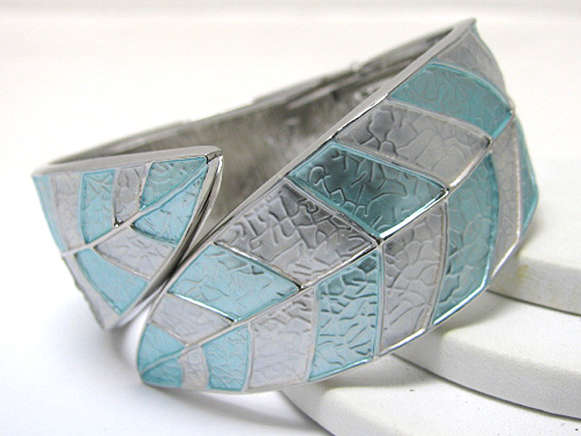 Enameled metal leaves shape hinge bangle