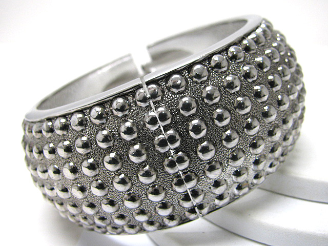 Metal stud hollow metal hinge bangle