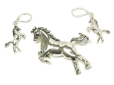 Metal casting horse pendant and earring set