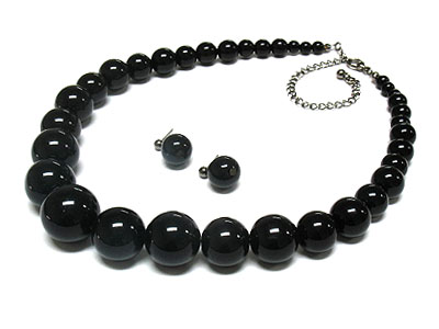 Gradual size formica ball necklace and earring set