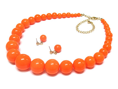 Gradual size formica ball necklace and earring set