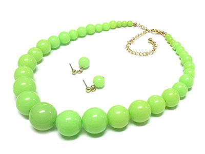 Gradual size formica ball necklace and earring set