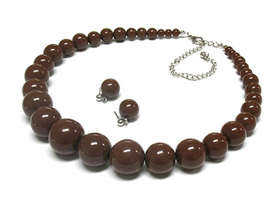 Gradual size formica ball necklace and earring set