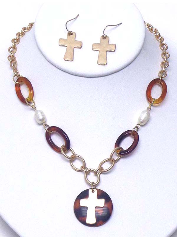 Cross cut on tortoise disk and chain necklace earring set