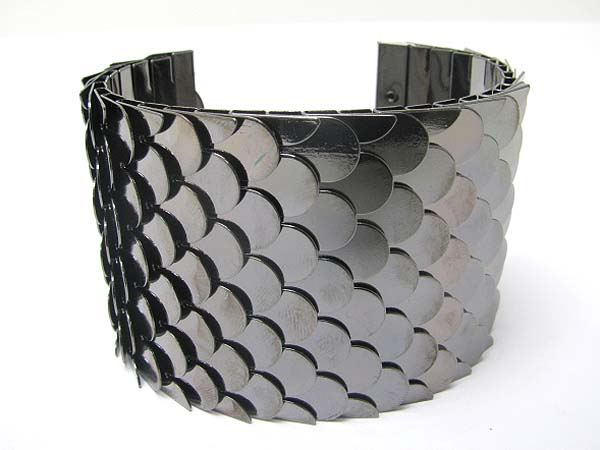 Metal scale type cuff bangle